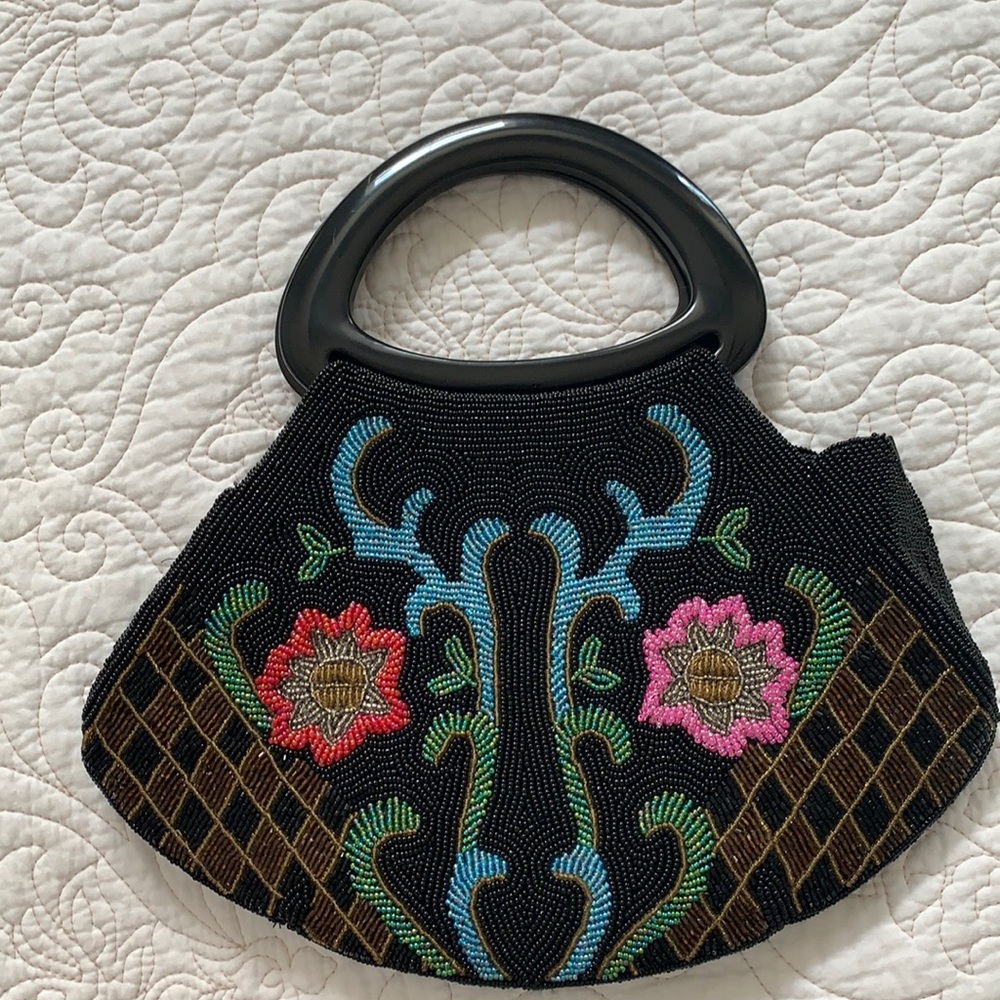 Beaded handbag with zipper closure